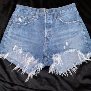 LEVI’S DENIM SHORTS